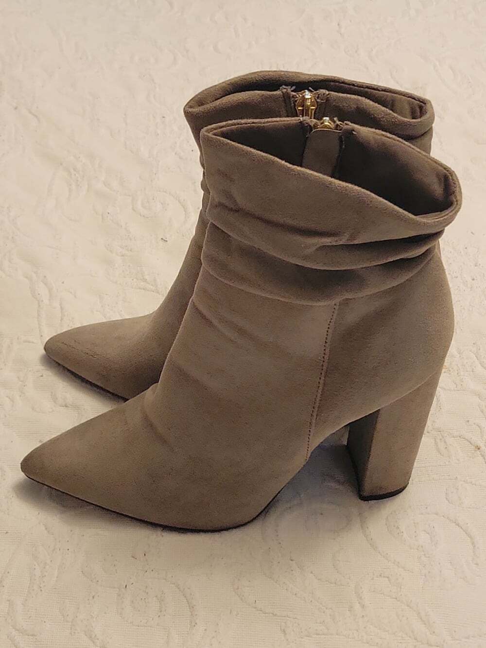 Qupid ankle BOOTS sz 8 beige Grey faux suede, side zip, pointed toe 4" - Picture 5 of 8